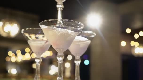 Pyramid torony poharak pezsgő a partin — Stock videók
