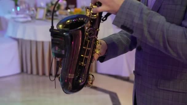 Saxofonist. Musiker spielt Saxofon, Saxofonist — Stockvideo