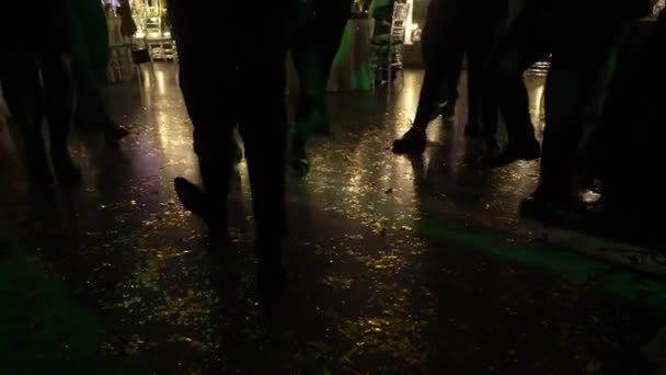 Menschen tanzen auf der Party — Stockvideo