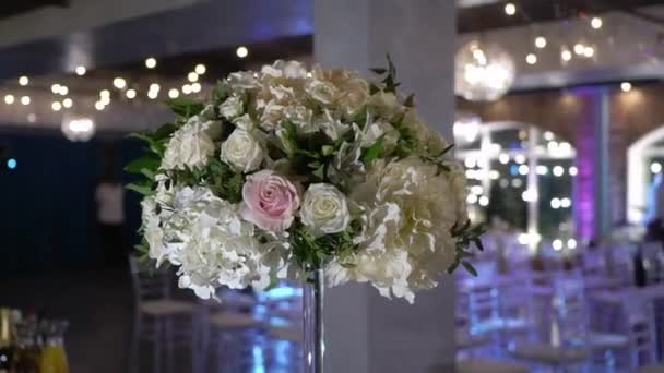 Çiçeklerle süslenmiş düğün restoranı. — Stok video