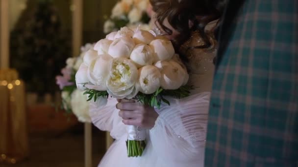 Novia y novio se quedan en la ceremonia de la boda. Chica sosteniendo ramo de flores — Vídeos de Stock
