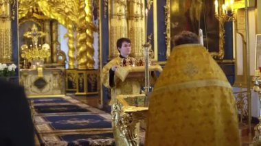 Saint-Petersburg, Rusya - 7 Şubat 2020: Bir katedralde dua eden rahip, dini tören