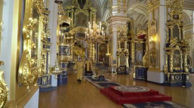 Saint-Petersburg, Rusya - 7 Şubat 2020: Bir katedralde dua eden rahip, dini tören