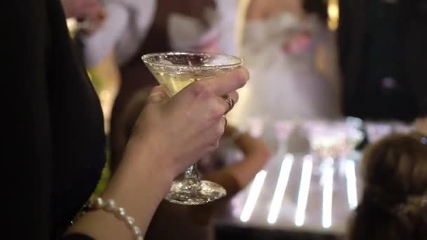 Kvinna med glas mousserande vin på festen — Stockvideo