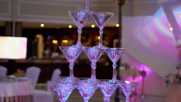 Pyramide toren van glazen voor champagne op het feest — Stockvideo
