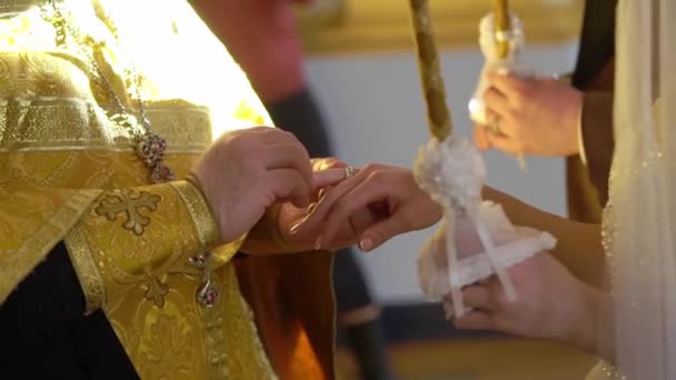 Cerimônia de casamento em uma catedral. Religião cristã — Vídeo de Stock