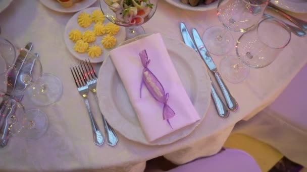 Bicchieri, piatti e tovaglioli nel ristorante. Un tavolo coperto per una festa — Video Stock