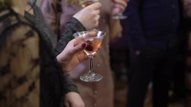 Mujer con copa de vino espumoso en la fiesta — Vídeos de Stock