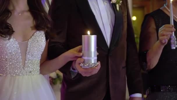 Casal de casamento com vela, pais acende com fogo — Vídeo de Stock