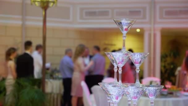 Pyramidová věž sklenic na šampaňské na párty — Stock video