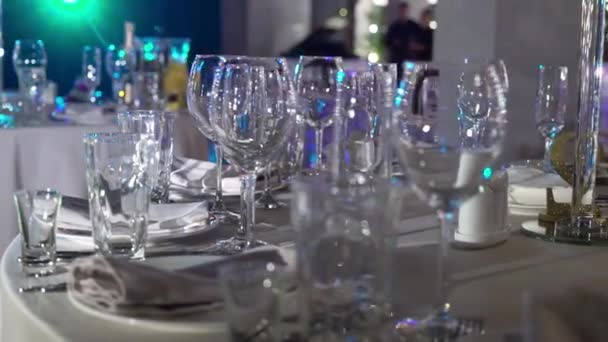 Óculos, pratos e guardanapos no restaurante. Uma mesa coberta para uma festa — Vídeo de Stock