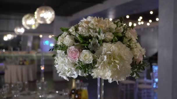 Restaurante de casamento decorado com flores — Vídeo de Stock