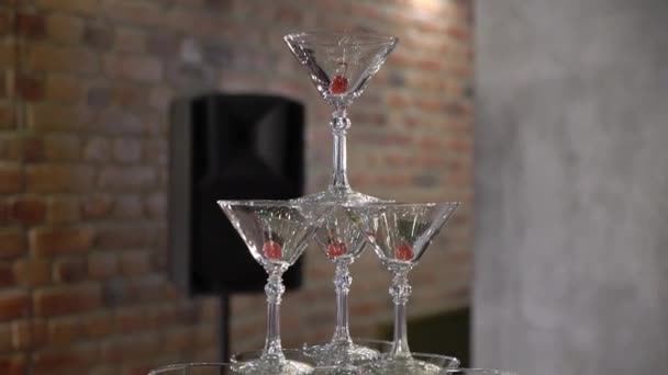 Torre piramidale di bicchieri per champagne alla festa — Video Stock