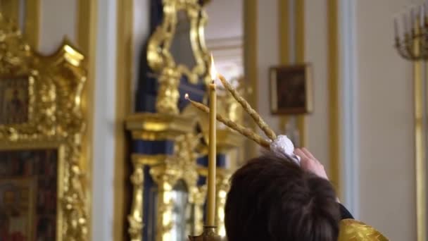Prière sacerdotale dans une cathédrale, cérémonie religieuse — Video