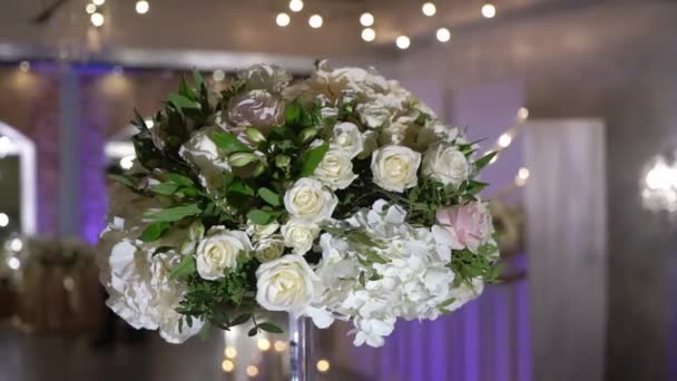 Restaurante de bodas decorado con flores — Vídeo de stock