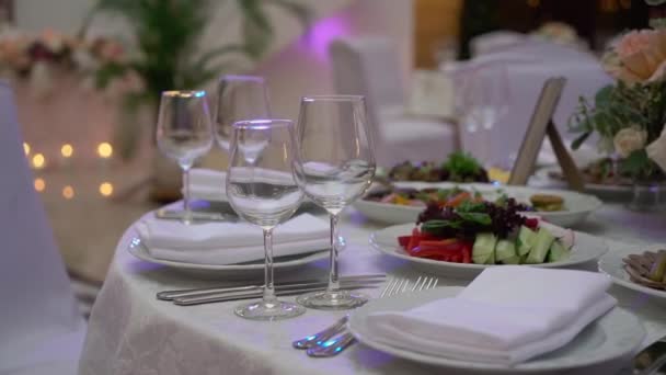 Glasses, plates and napkins in the restaurant. A covered table for a party — Stock Video