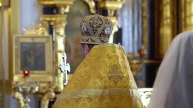 Bir katedralde düğün töreni. Hıristiyanlık dini