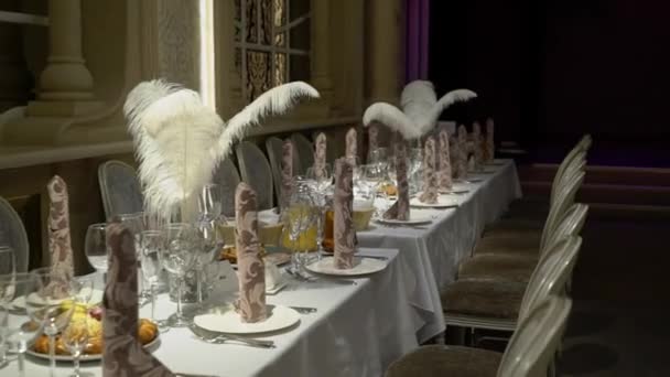 Ποτήρια, πιάτα και χαρτοπετσέτες στο εστιατόριο. Καλυμμένο τραπέζι για πάρτι — Αρχείο Βίντεο