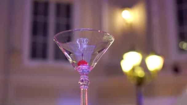 パーティーでシャンパン用ガラスのピラミッドタワー — ストック動画