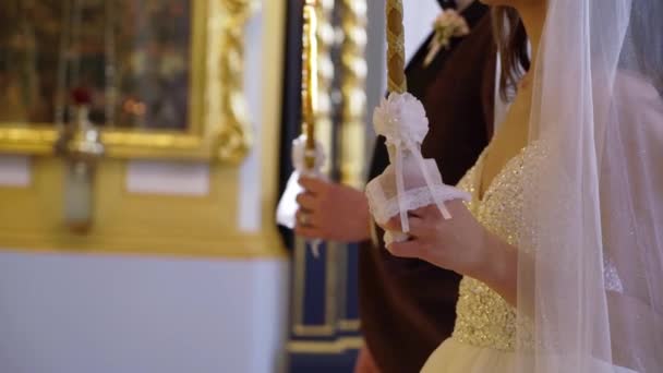 Cérémonie de mariage dans une cathédrale. Religion chrétienne — Video