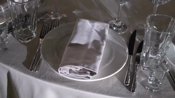 Окуляри, тарілки та серветки в ресторані. Критий стіл для вечірки — стокове відео