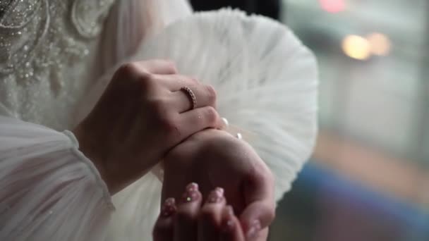 Brud knäppning ärmar på hennes bröllop klänning. Ta på dig bröllopsklänning, bär klänning — Stockvideo