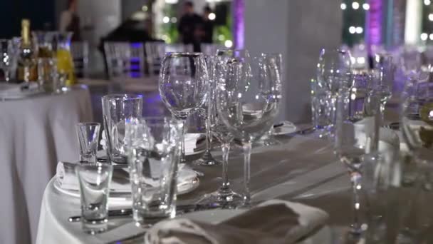 Очки, тарелки и салфетки в ресторане. Крытый стол для вечеринки — стоковое видео