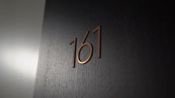 Quarto número 161. Número da porta na casa de apartamento ou no quarto do hotel — Vídeo de Stock