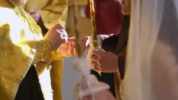 Svatební obřad v katedrále. Křesťanství náboženství — Stock video