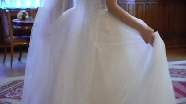 A menyasszony köröz és integet az esküvői ruhájával. — Stock videók