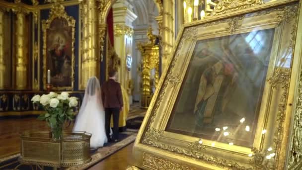 SAINT-PETERSBURG, RUSSIE - 7 FÉVRIER 2020 : Prière du prêtre dans une cathédrale, cérémonie religieuse — Video