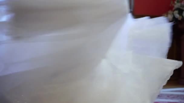 Mireasa se rotește și își flutură rochia de mireasă — Videoclip de stoc