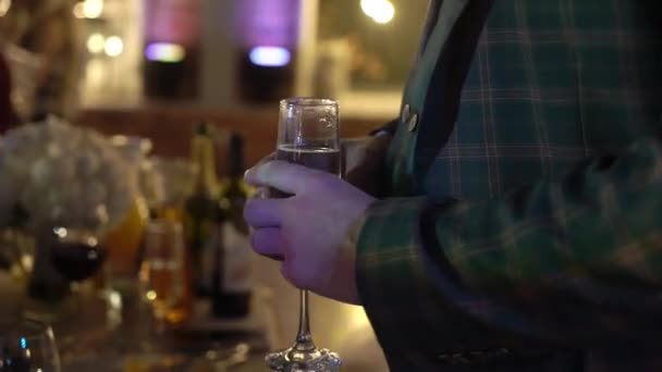 Muž se sklenkou šumivého vína na večírku — Stock video