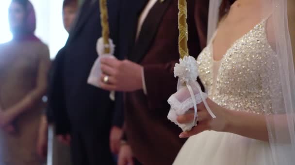Huwelijksceremonie in een kathedraal. Christendom religie — Stockvideo