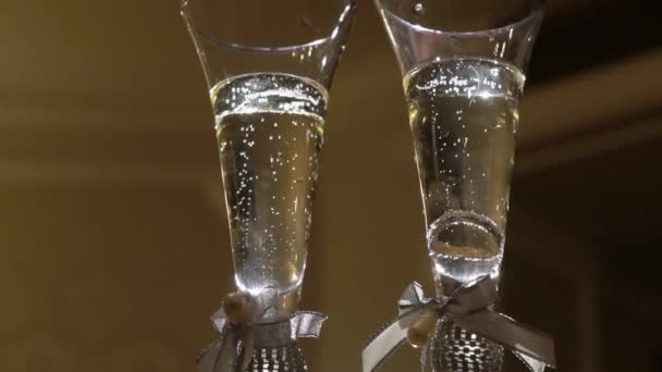 Anéis de casamento cai para o copo com champanhe slow motion — Vídeo de Stock