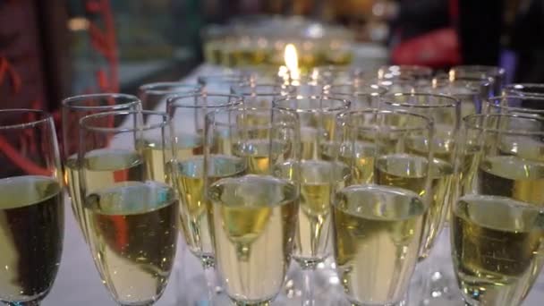 Glas met champagne of witte mousserende wijn op het feest — Stockvideo