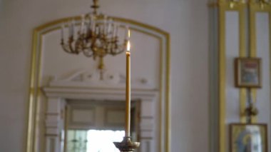 Bir katedralde dua eden rahip, dini bir tören.