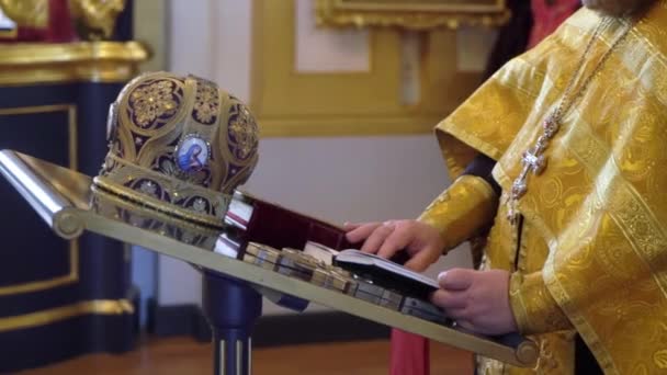 Priester biddend in een kathedraal, religieuze ceremonie — Stockvideo