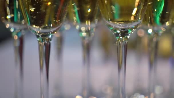 Glas mit Champagner oder Weißsekt auf der Party — Stockvideo