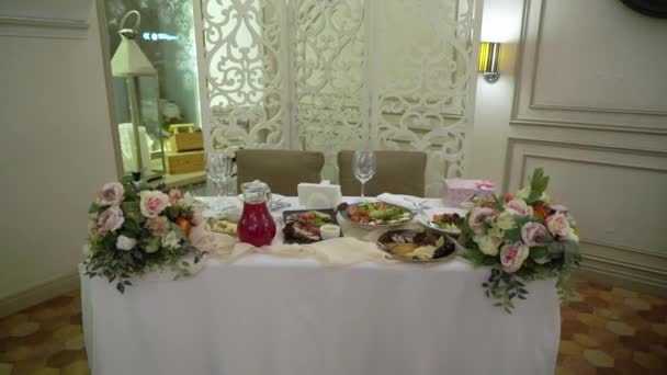 Mesa decorada con comida en restaurante en fiesta de celebración de boda — Vídeos de Stock