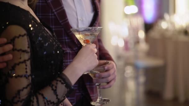 Kobieta z kieliszek wina musującego na imprezie — Wideo stockowe