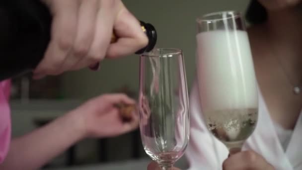 Χύνοντας σαμπάνια ή αφρώδη οίνο σε ποτήρια — Αρχείο Βίντεο