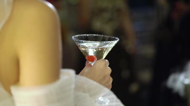 Bruid met glas mousserende wijn op het feest — Stockvideo