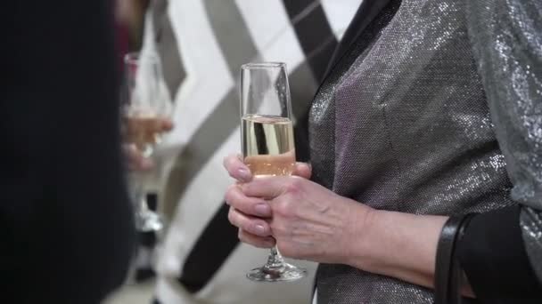 Wanita dengan segelas anggur berkilau di pesta — Stok Video