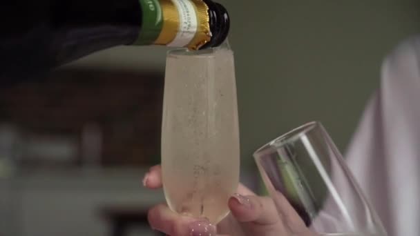 Verser du champagne ou du vin mousseux dans des verres — Video
