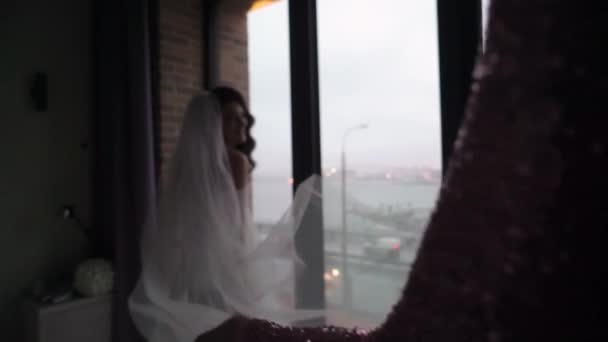 Dama de honra acenando véu nupcial dentro de casa — Vídeo de Stock