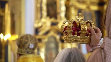 Bir katedralde düğün töreni. Hıristiyanlık dini