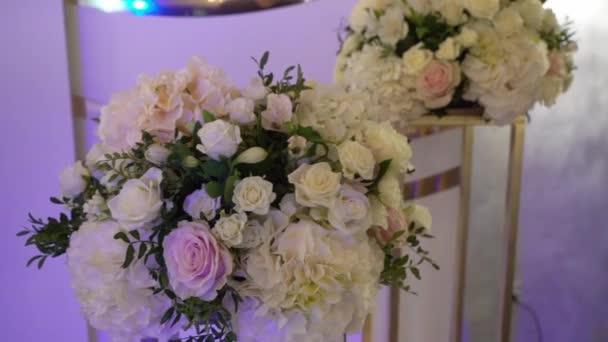 Svatební restaurace zdobené květinami — Stock video