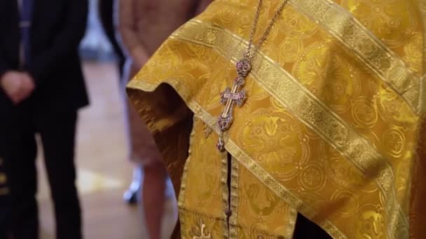 Sacerdote rezando em uma catedral, cerimônia religiosa — Vídeo de Stock