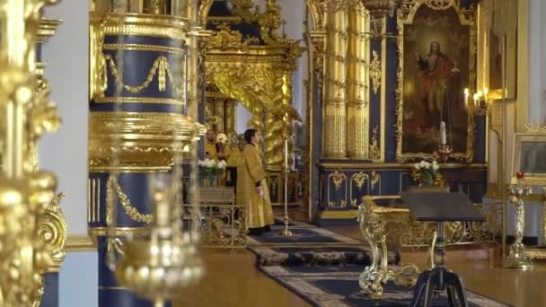 Sint-Petersburg, Rusland - 7 februari 2020: Priester biddend in een kathedraal, religieuze ceremonie — Stockvideo
